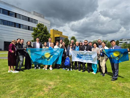 Gruppenfoto einer Delegation der Eurasischen Nationalen Universität in Astana (Kasachstan) und Vertreter*innen der Hochschule Düsseldorf
